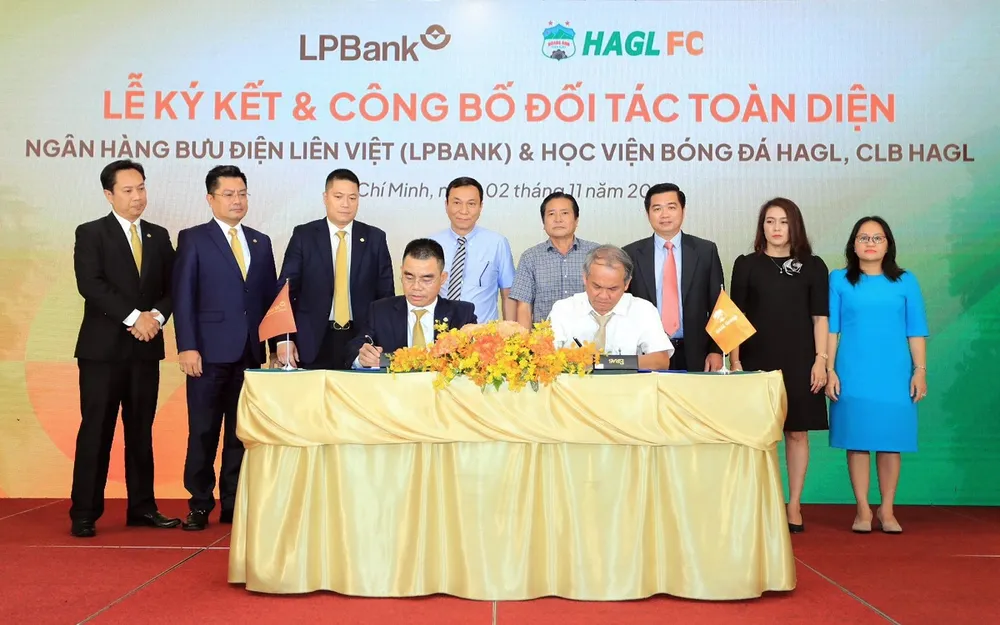 Lãnh đạo HA.GL và LPBank ký hợp tác toàn diện vào ngày 2-11. Ảnh: ANH KHOA