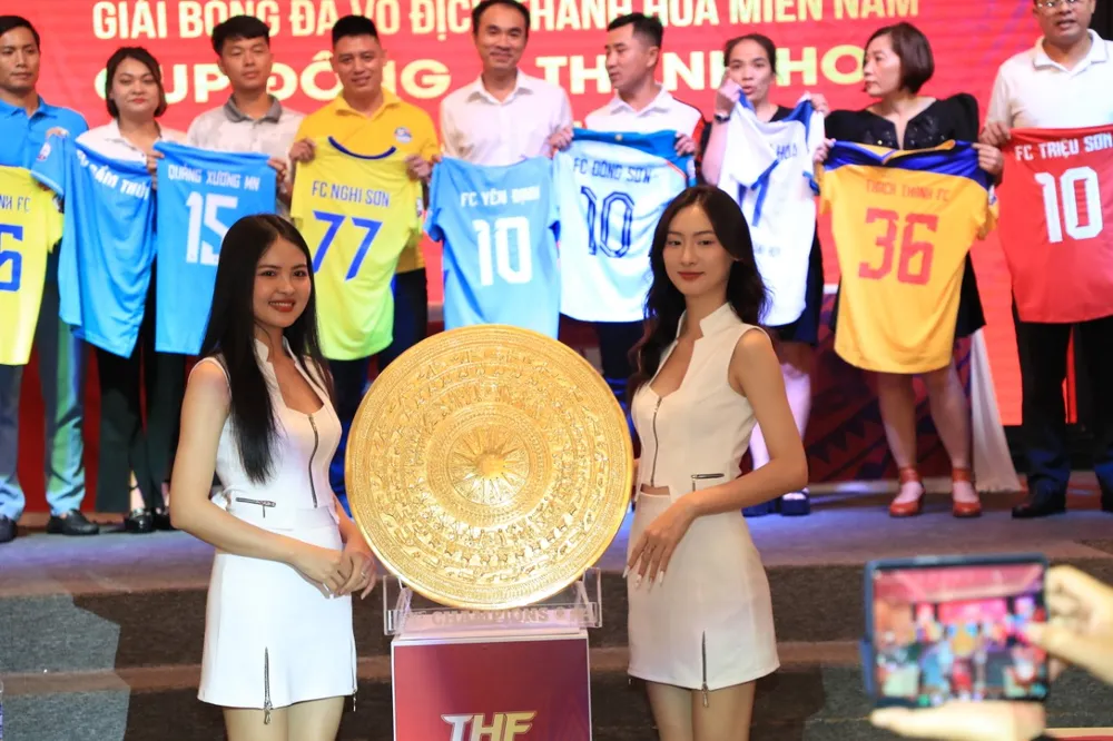 Ban tổ chức giới thiệu chiếc Cúp vô địch mùa giải năm nay 