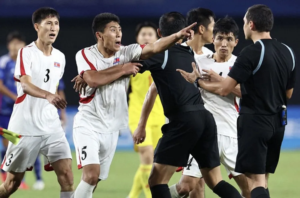 Các cầu thủ CHDCND Triều Tiên phản ứng trọng tài Rustam sau trận gặp Nhật Bản ở ASIAD 19