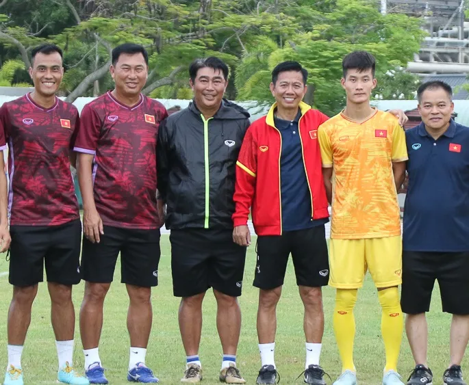 Các trợ lý Lê Phước Tứ và Hứa Hiền Vinh (bìa trái)