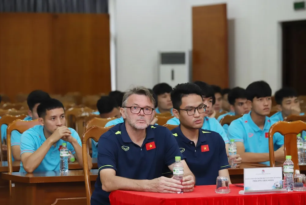 HLV Troussier cùng các học trò sẽ còn 2 ngày chuẩn bị trước khi sang Manila