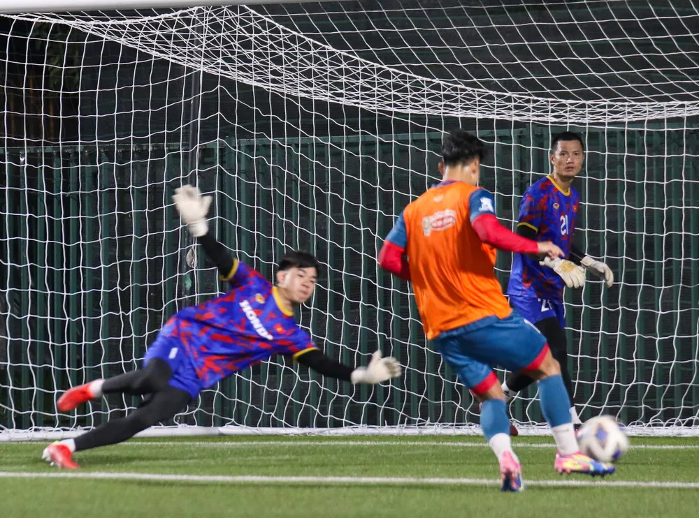 Tại Manila, thầy trò HLV Philippe Troussier sẽ có thêm 3 buổi tập nữa để bắt nhịp với điều kiện thời tiết, sân bãi trước khi bước vào trận đấu với đội tuyển Philippines vào ngày 16-11.