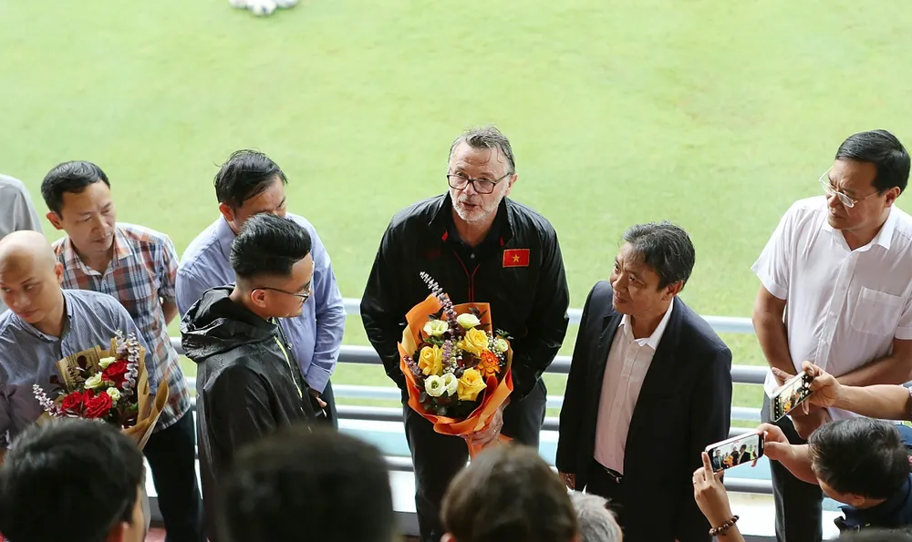 Thứ trưởng Bộ VH-TT-DL và lãnh đạo Cục TDTT, LĐBĐ Việt Nam động viên đội tuyển Việt Nam trước buổi tập chiều 12-11