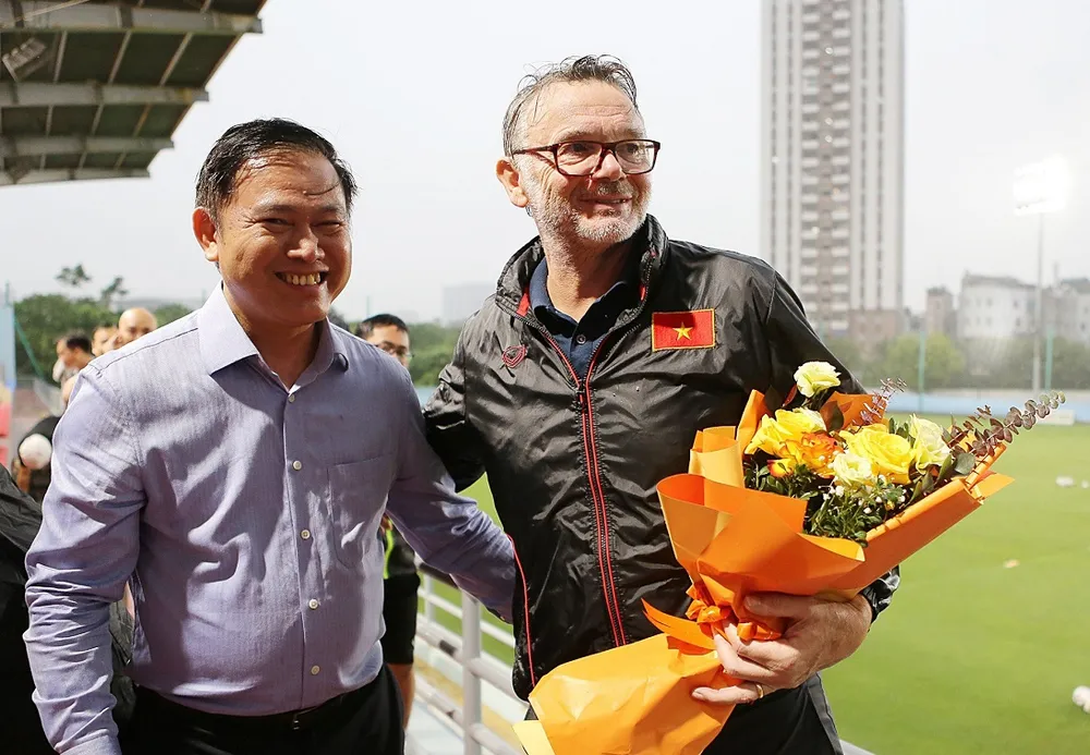 Phó chủ tịch LĐBĐ Việt Nam Trần Anh Tú chúc HLV trưởng Philippe Troussier hoàn thành xuất sắc nhiệm vụ trong trận đấu ra quân của đội tuyển Việt Nam tại Vòng loại World Cup 2026.