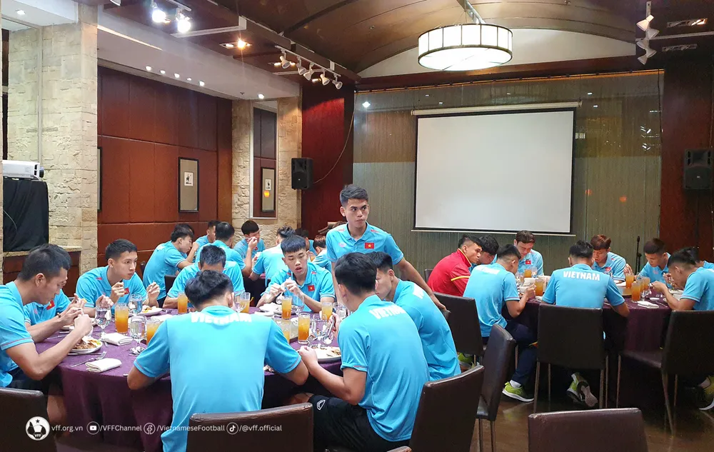 Để đảm bảo các điều kiện tốt nhất cho đội tuyển, trước đó một ngày lãnh đội Đoàn Anh Tuấn đã trực tiếp sang tiền trạm và làm việc với khách sạn cũng như BTC địa phương về lịch trình hoạt động của đội. Nhờ vậy, mọi việc đều diễn ra suôn sẻ và tạo tâm lý thoải mái cho các cầu thủ.