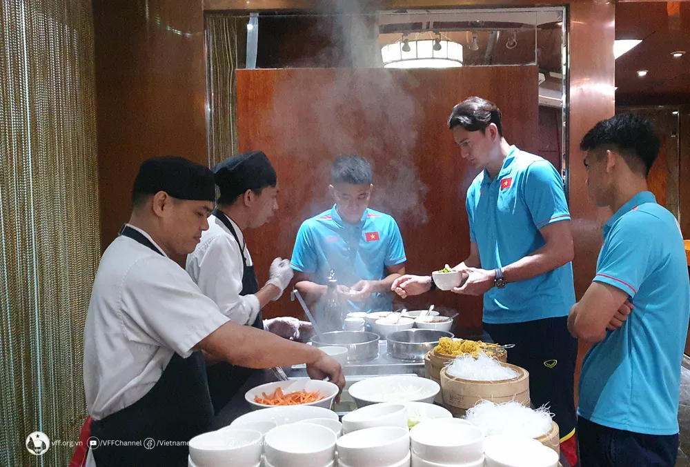 Sau khi hoàn tất các thủ tục tại sân bay Ninoy Aquino, đội tuyển Việt Nam đã lên xe bus do BTC chủ nhà bố trí để di chuyển về khách sạn New Coast Manila, nơi lưu trú của đội tuyển tại Philippines. Đây là khách sạn tiêu chuẩn 5 sao nên thầy trò HLV Philippe Troussier hoàn toàn yên tâm về chất lượng dịch vụ và ẩm thực. Khách sạn cũng ở vị trí rất thuận lợi khi chỉ cách sân Rizal Memorial khoảng 2km.