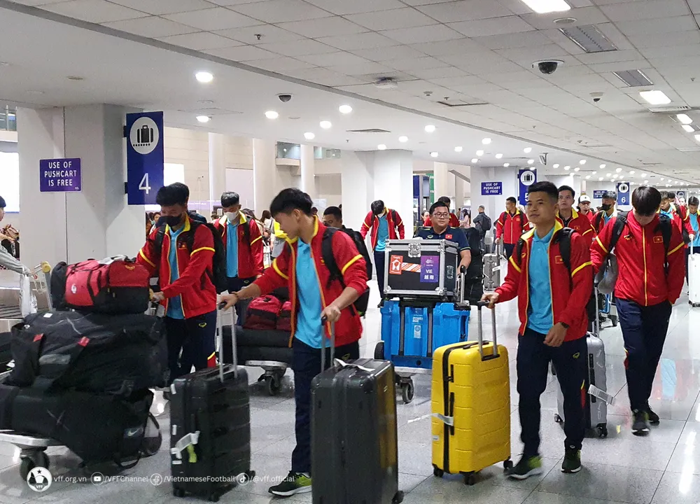 Đáp lại tình cảm của người hâm mộ Việt Nam tại Philippines, HLV trưởng Philippe Trousser khẳng định đội tuyển đã sẵn sàng bước vào thử thách tại Vòng loại World Cup 2026, trong đó trước mắt sẽ nỗ lực hết mình để giành được kết quả tốt nhất ở trận ra quân gặp đội tuyển Phippines sắp tới.