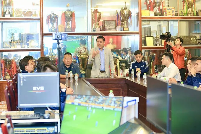 Ông Trần Anh Tú, Phó chủ tịch VFF, Chủ tịch Công ty VPF phát biểu tại buổi khai mạc