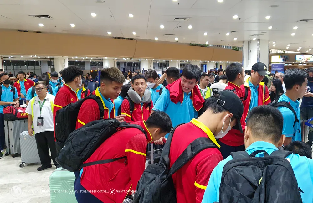 Các cầu thủ đang chờ làm thủ tục. Trước đó vào tối 16-11, đội tuyển Việt Nam đã giành chiến thắng ấn tượng trước Philippines với tỷ số 2-0. Trận thắng đã giúp đội tuyển Việt Nam tạm chia sẻ ngôi đầu bảng với đội tuyển Iraq.