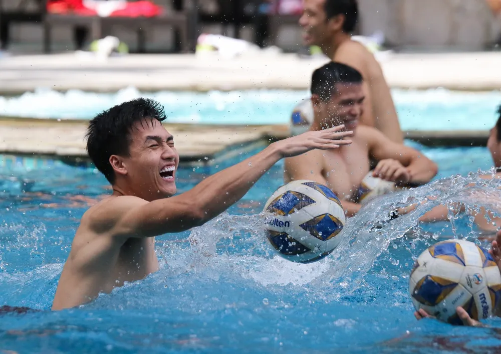 Nụ cười sảng khoái xuất hiện trên hồ bơi, tất cả cùng hưng phấn sau khi đội tuyển Việt Nam thắng trận ra quân