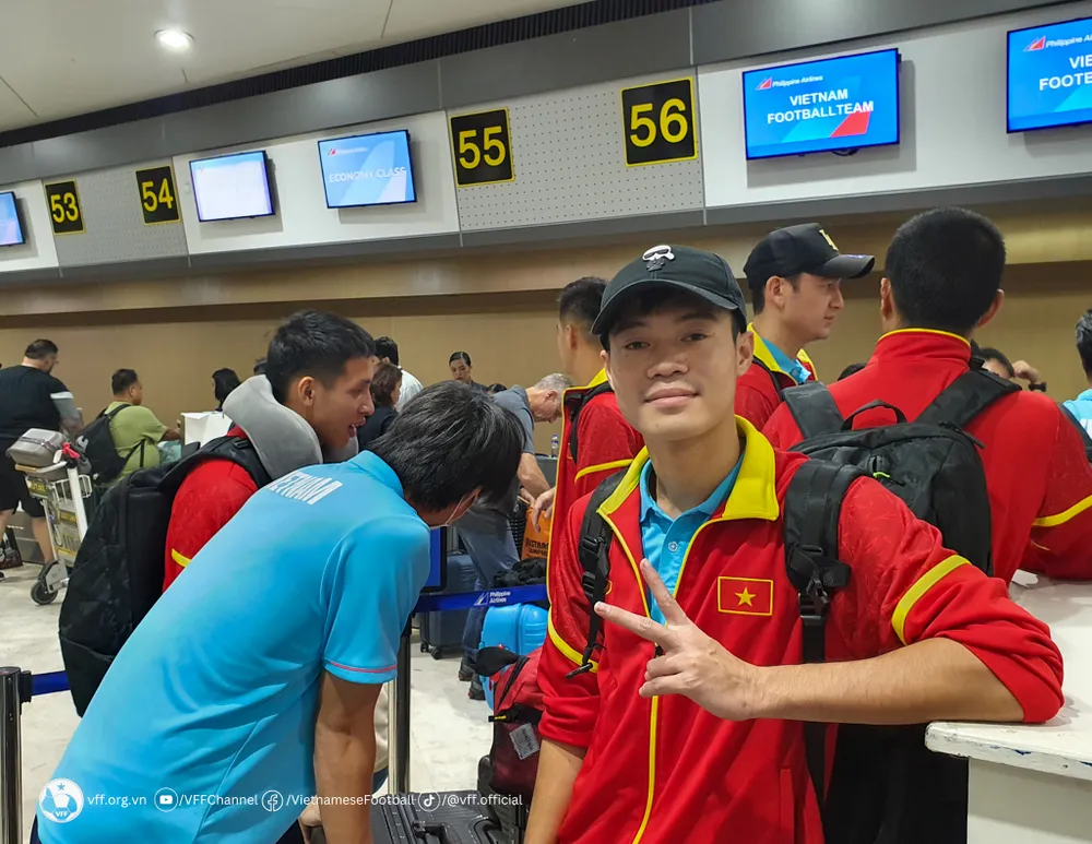 Sân bay quốc tế Manila giờ cao điểm rất đông hành khách. Tuy nhiên trước đó VFF đã liên hệ đề nghị phía bạn hỗ trợ bố trí quầy làm thủ tục riêng cho đội tuyển, nên việc check-in diễn ra thuận lợi.