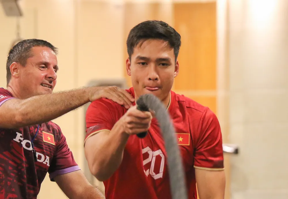 HLV phụ trách thể lực hướng dẫn Việt Anh tập luyện