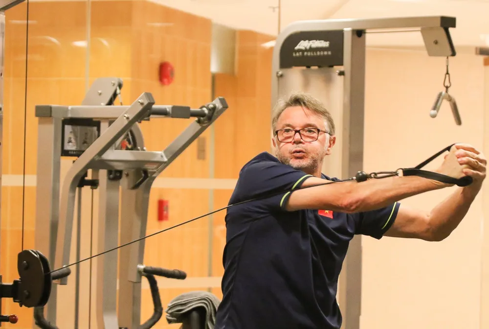 Gần 70 tuổi, nhưng HLV Troussier tập luyện không thua kém gì các học trò