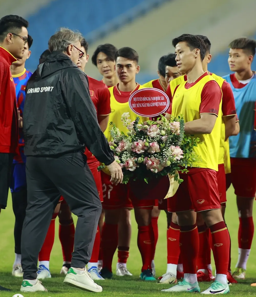 Quế Ngọc Hải thay mặt toàn đội tặng hoa chúc mừng HLV Troussier nhân ngày 20-11