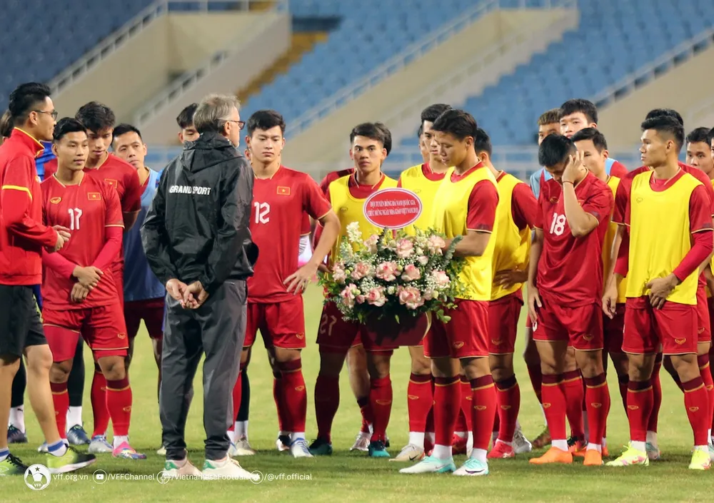 HLV Troussier đã có gần 1 năm đồng hành cùng VFF trong việc quán xuyến các đội tuyển Việt Nam và U23 Việt Nam. Nhưng trọng tâm của ông chính ở vòng loại World Cup 2026, nơi mà ông cùng các học trò vừa có màn khởi động hoàn hảo qua chiến thắng 2-0 trước Philippines.