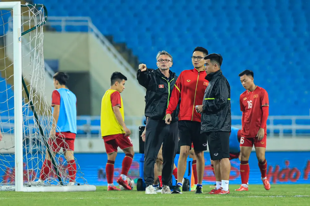 Ngay sau đó, toàn đội tiến hành buổi tập cuối cùng trước cuộc so tài với đội tuyển Iraq. Ảnh: MINH HOÀNG