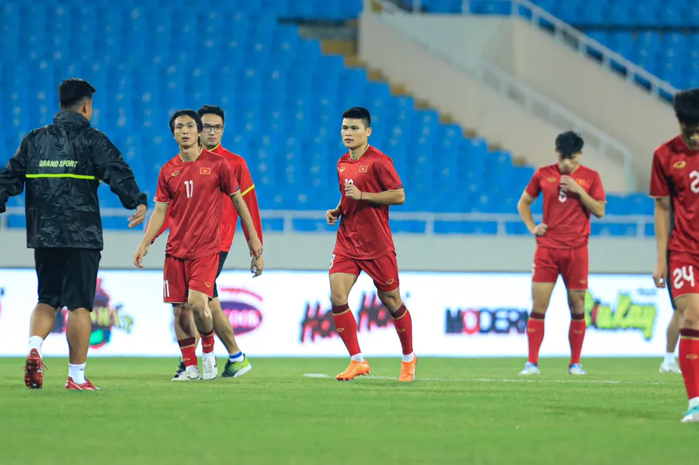 Trong phát biểu tại buổi họp báo trưa 20-11, HLV Troussier cho biết toàn đội đã sẵn sàng cho cuộc so tài này, "Chúng tôi đang tự tin bởi mới giành ba điểm, còn được chơi trên sân nhà Mỹ Đình. Các cầu thủ rất tự tin, có thể tạo bất ngờ. Chúng tôi sẽ cố gắng chơi tốt, bất ngờ, di chuyển, chuyền tốt, sút tốt. Nếu chúng tôi tận dụng tốt chúng tôi có thể có kết quả tốt".