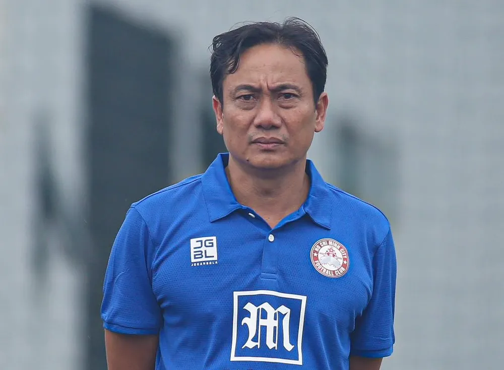 HLV Phùng Thanh Phương trở lại, lần này là trong cabin chỉ đạo CLB TPHCM. Ảnh: THANH VŨ