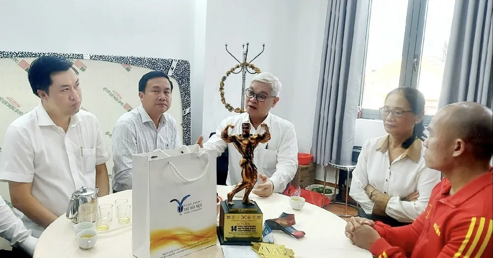 Đoàn lãnh đạo tỉnh Bình Dương đến thăm và trò chuyện cùng nhà vô địch thế giới Hồ Huy Bình.