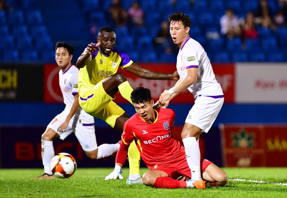 Thủ môn Minh Toàn mắc sai lầm dẫn đến việc thua trận của đội chủ nhà