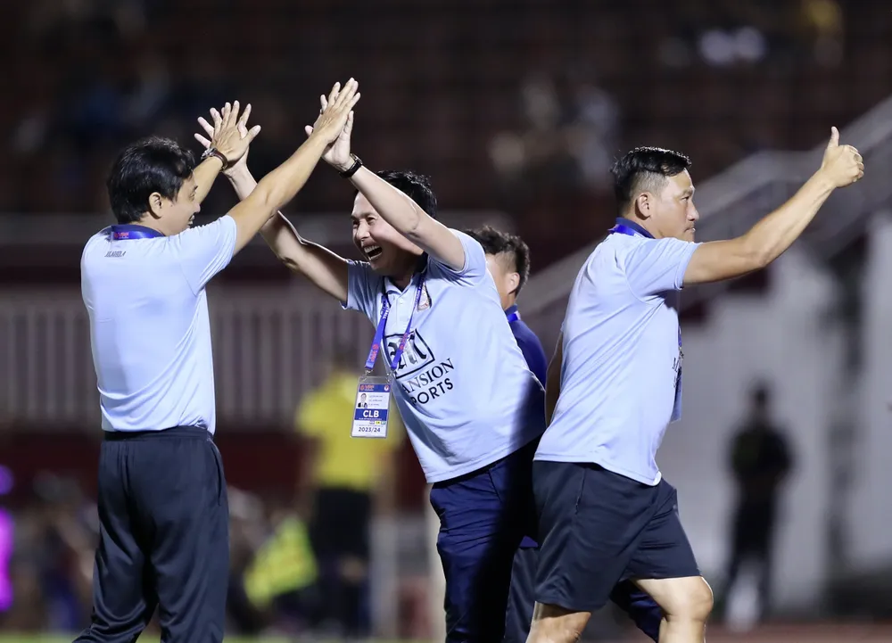 HLV Phùng Thanh Phương cùng các cộng sự đã giải tỏa được áp lực khi giành được trận thắng đầu tiên tại V-League mùa này. Ảnh: DŨNG PHƯƠNG