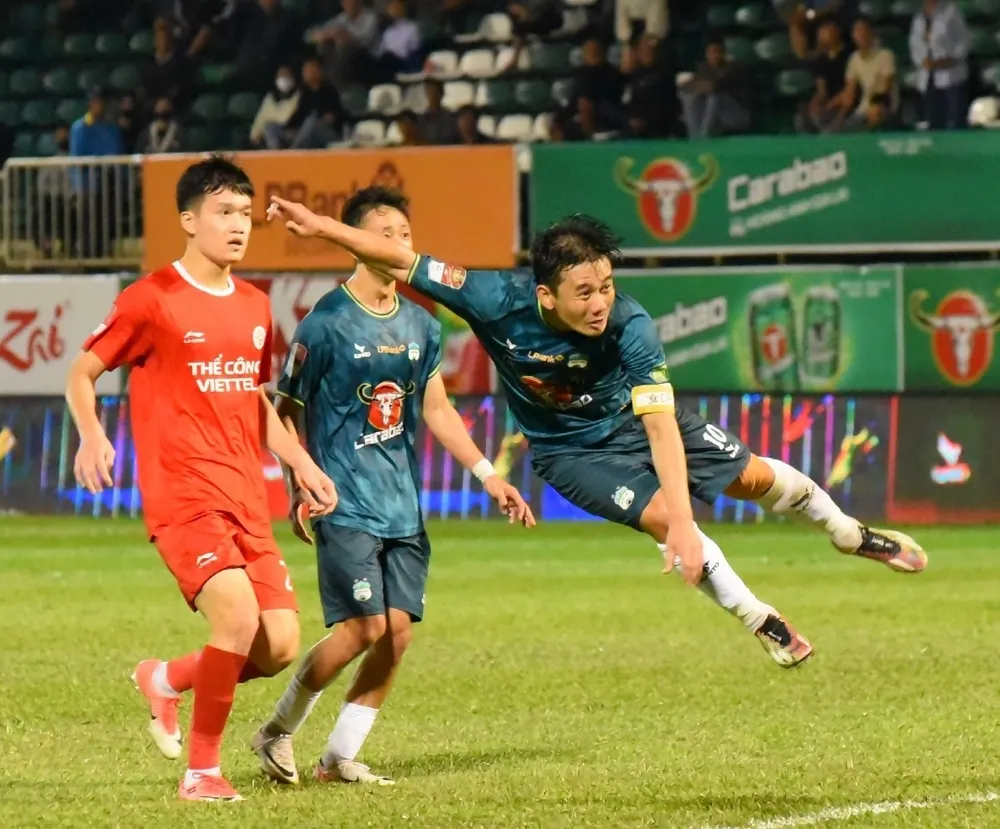 Minh Vương ghi bàn mở tỷ số nhưng không cứu vãn trận thua của HA.GL