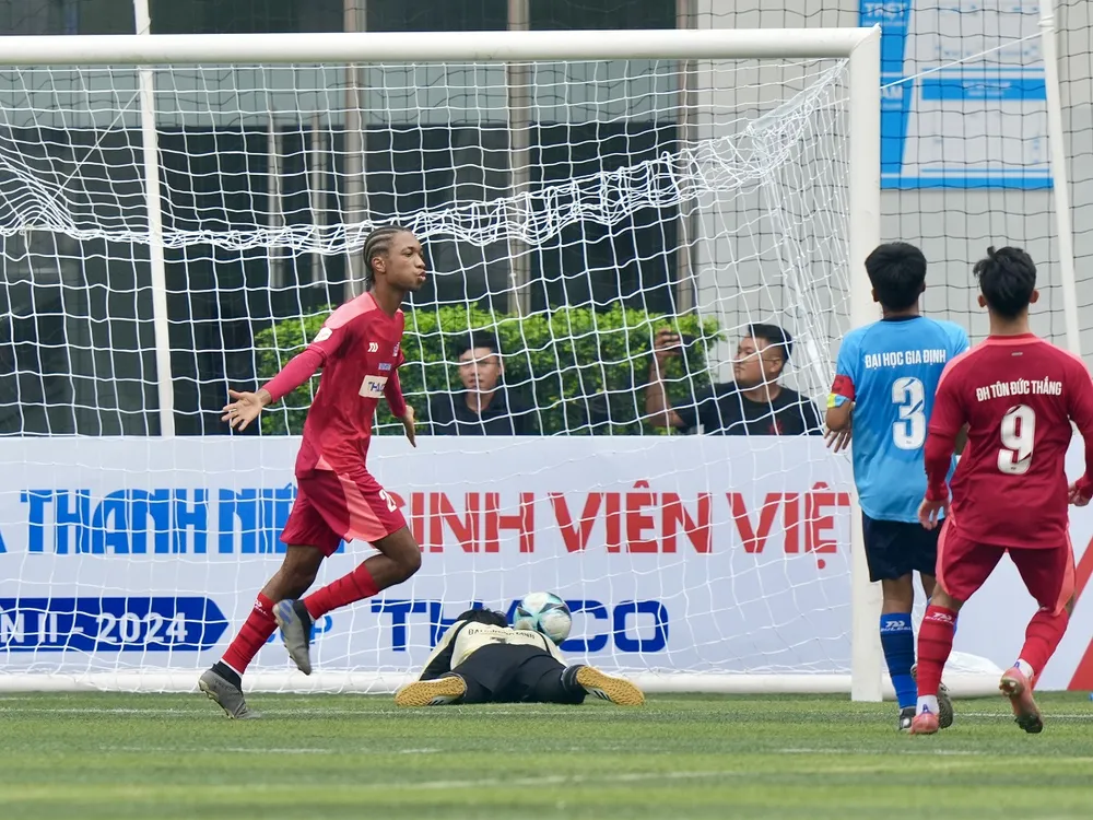 Chủ nhà ĐH Tôn Đức Thắng có khởi đầu thuận lợi với chiến thắng ĐH Gia Định 2-0.