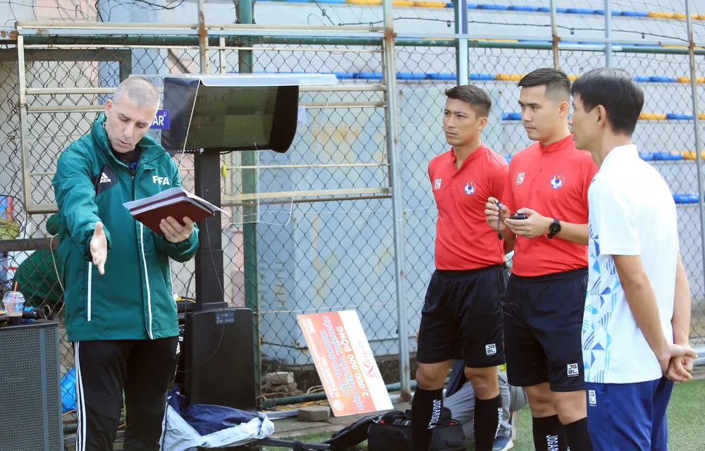 Giảng viên Anaz Hakan thị phạm trong học viên trước khi bước vào thực hành.