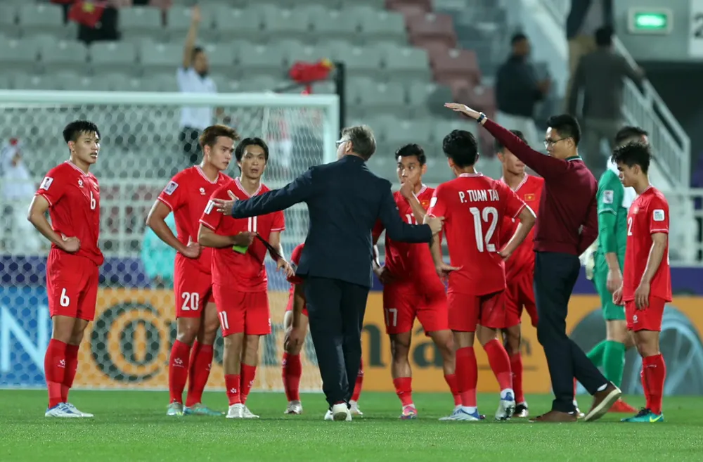 HLV Troussier vào sân động viên các học trò sau trận đấu với Indonesia. Ảnh: ANH KHOA