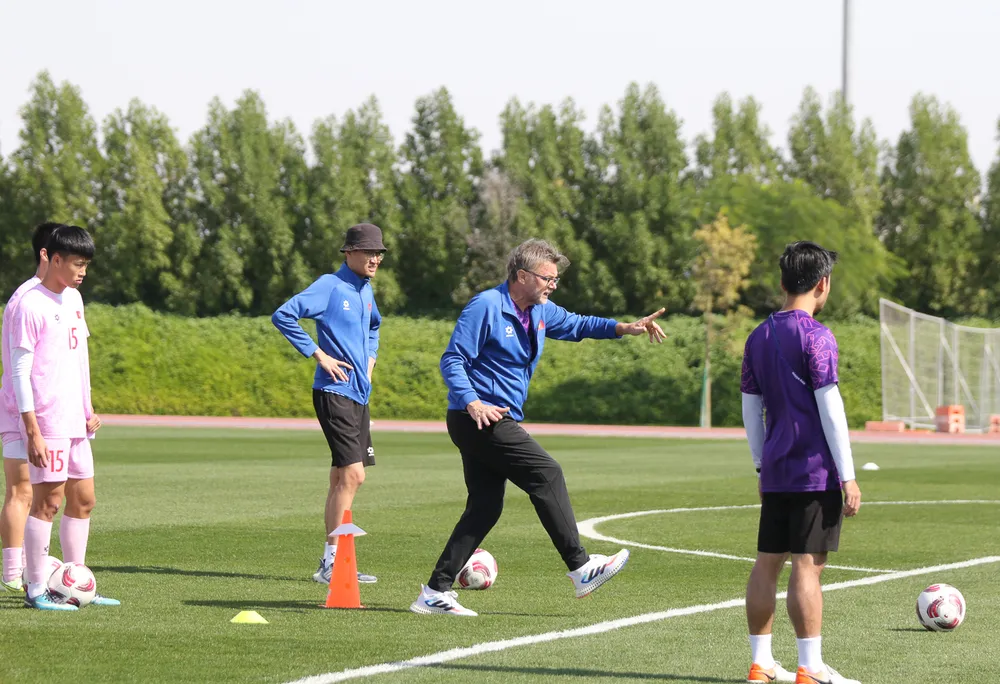 HLV Troussier hướng dẫn các học trò trên sân tập ngày 20-1