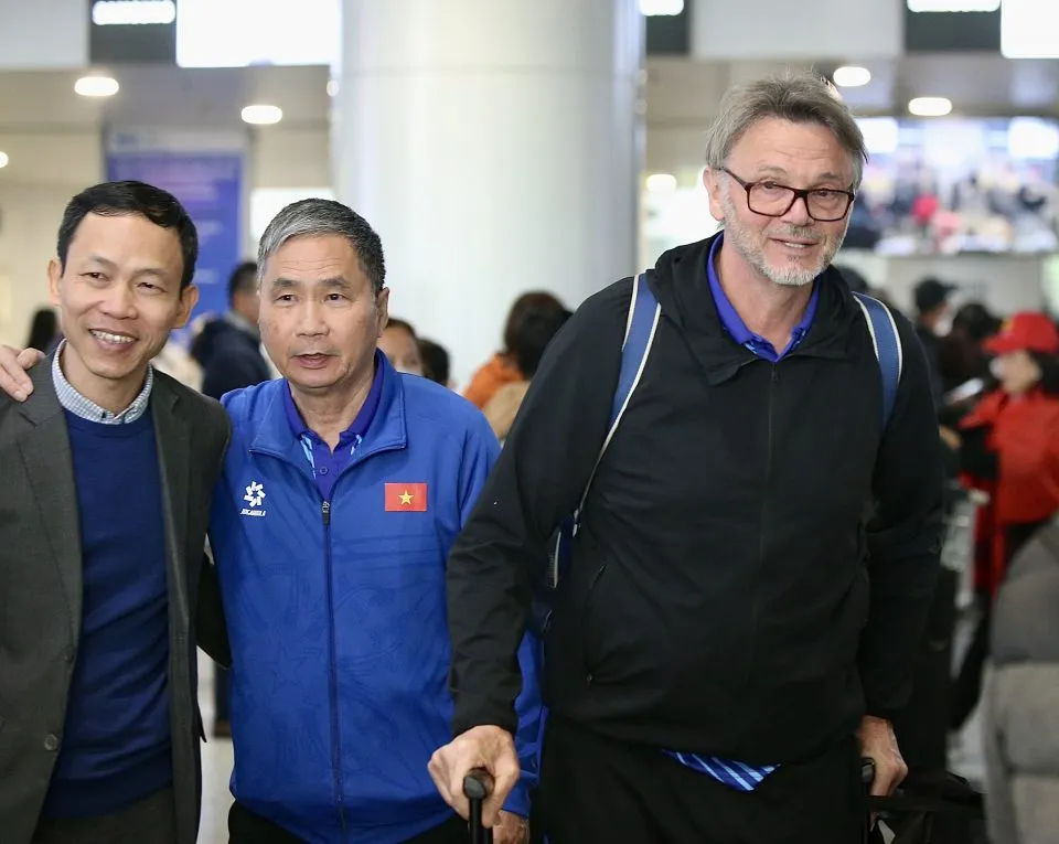 Phó TTK VFF Nguyễn Minh Châu đại diện lãnh đạo VFF ra sân bay đón đội