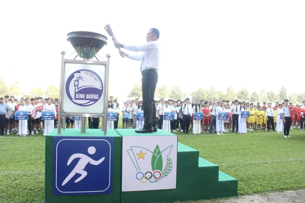 Ông Nguyễn Lộc Hà, Phó Chủ tịch UBND tỉnh Bình Dương thắp đuốc khai mạc Hội khỏe Phù Đổng tỉnh lần thứ XI