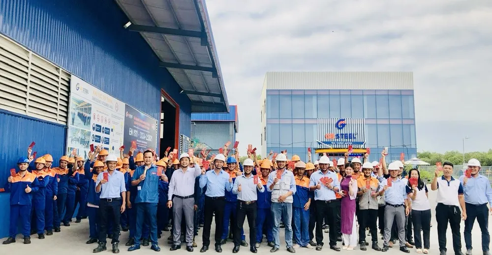 Lãnh đạo Công ty GB Steel chụp ảnh lưu niệm đầu Xuân với tập thể CB-CNV nhà máy