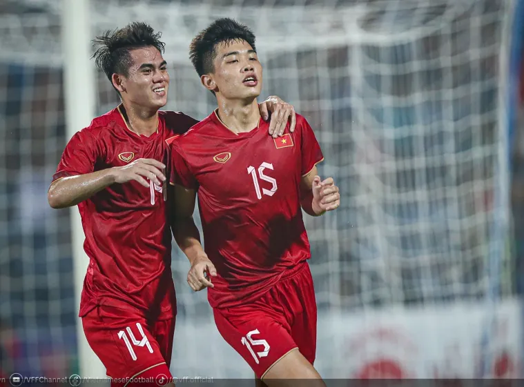 Nguyễn Đình Bắc bị HLV Văn Sỹ Sơn chuyển xuống tập cùng đội trẻ Quảng Nam