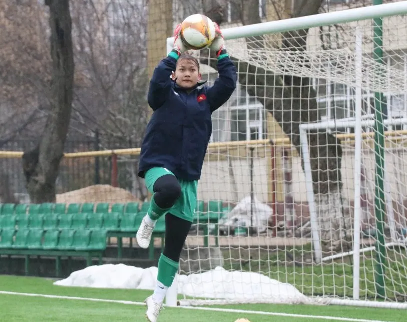 Thủ môn Kiều My cùng các đồng đội trở ra sân tập sau trận giao hữu cùng U20 nữ Uzbekistan