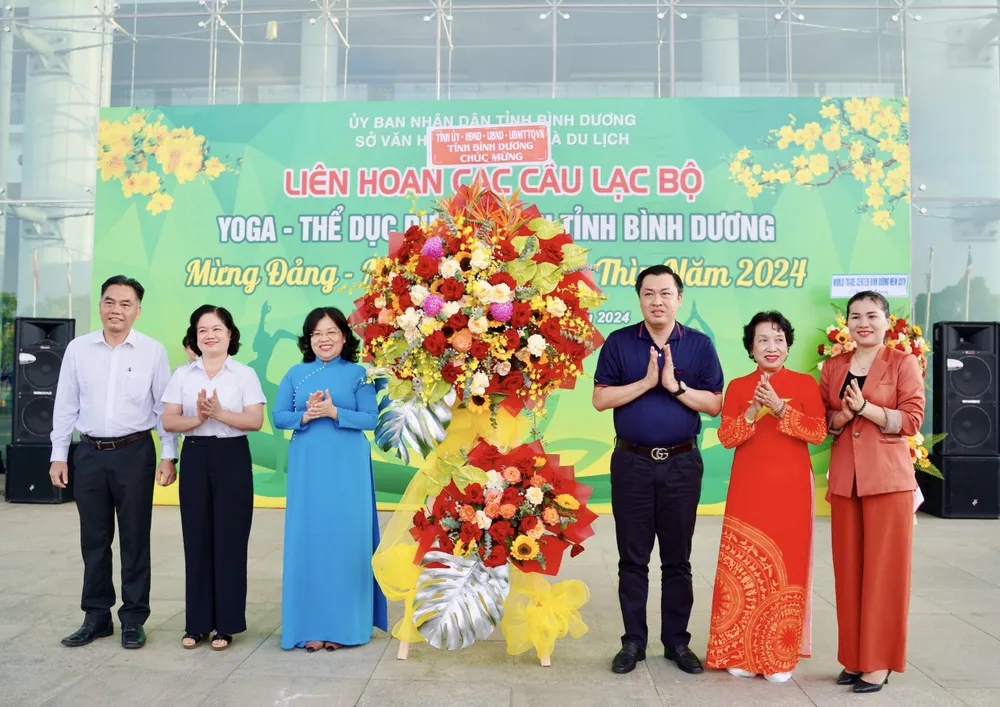 Lãnh đạo tỉnh Bình Dương tặng hoa chúc mừng Ban tổ chức Liên hoan