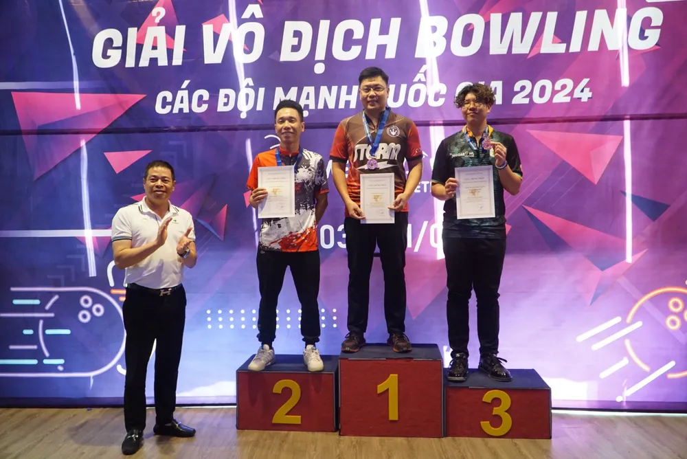 Kaleb Ka Chun Chan (phải áo xanh).jpg