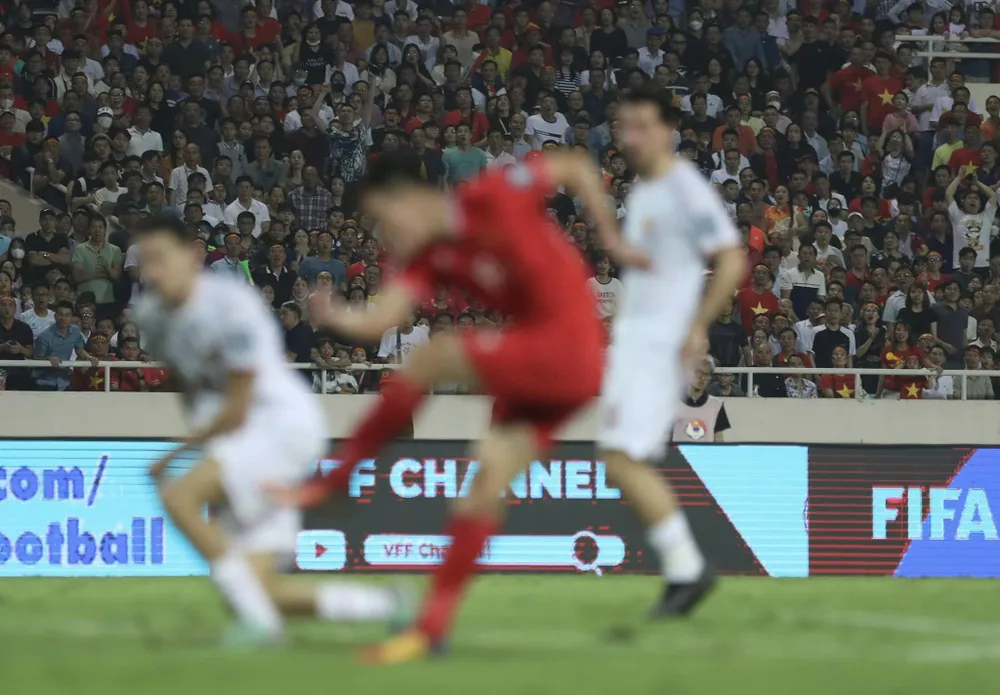 Người hâm mộ thất vọng với màn trình diễn của các cầu thủ Việt Nam trong thời gian qua. Ảnh: ANH KHOA