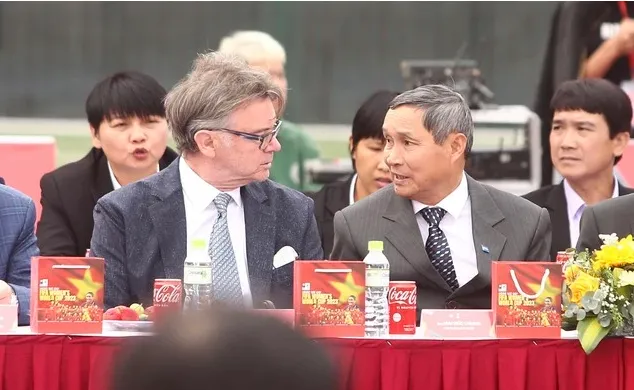 Việc tìm HLV thay thế ông Troussier và Mai Đức Chung thực tế không dễ dàng. 