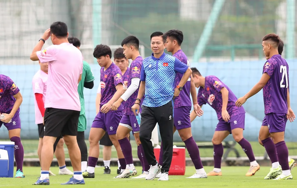 Thầy trò đội tuyển U23 Việt Nam trên sân tập sáng 6-4