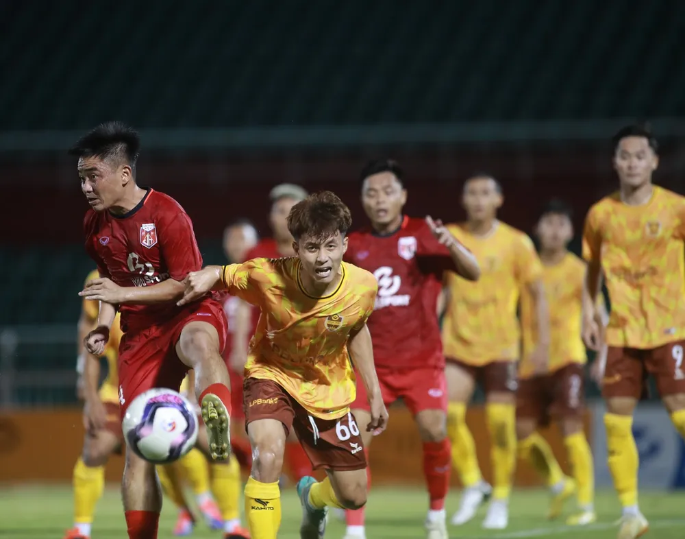 Cuộc so tài bất phân thắng bại giữa Định Hướng Phú Nhuận (áo đỏ) và Trẻ TPHCM