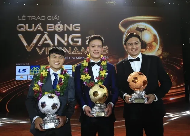 Hoàng Đức trong đêm vinh danh tại Gala trao giải Quả bóng vàng Việt Nam 2023. Ảnh: DŨNG PHƯƠNG