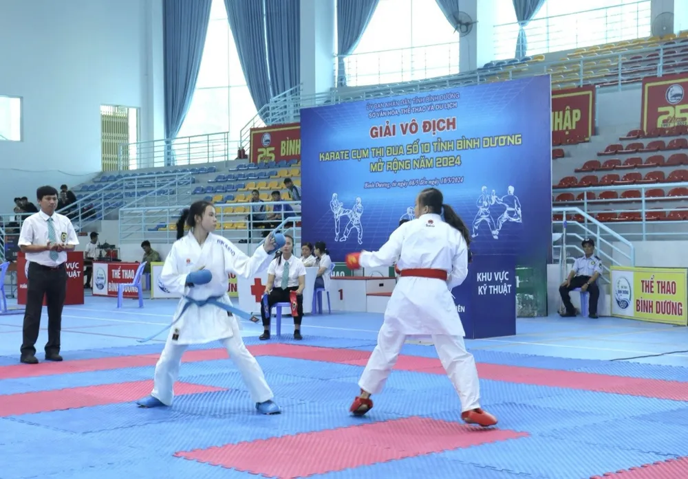 Các VĐV thi đấu tranh tài ở nội dung Kumite cá nhân nữ 40kg