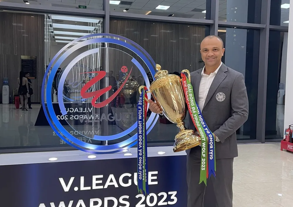 HLV Flavio Cruz, một trong những HLV trưởng tại CLB CAHN trong 2 năm qua. Ảnh: FBNV