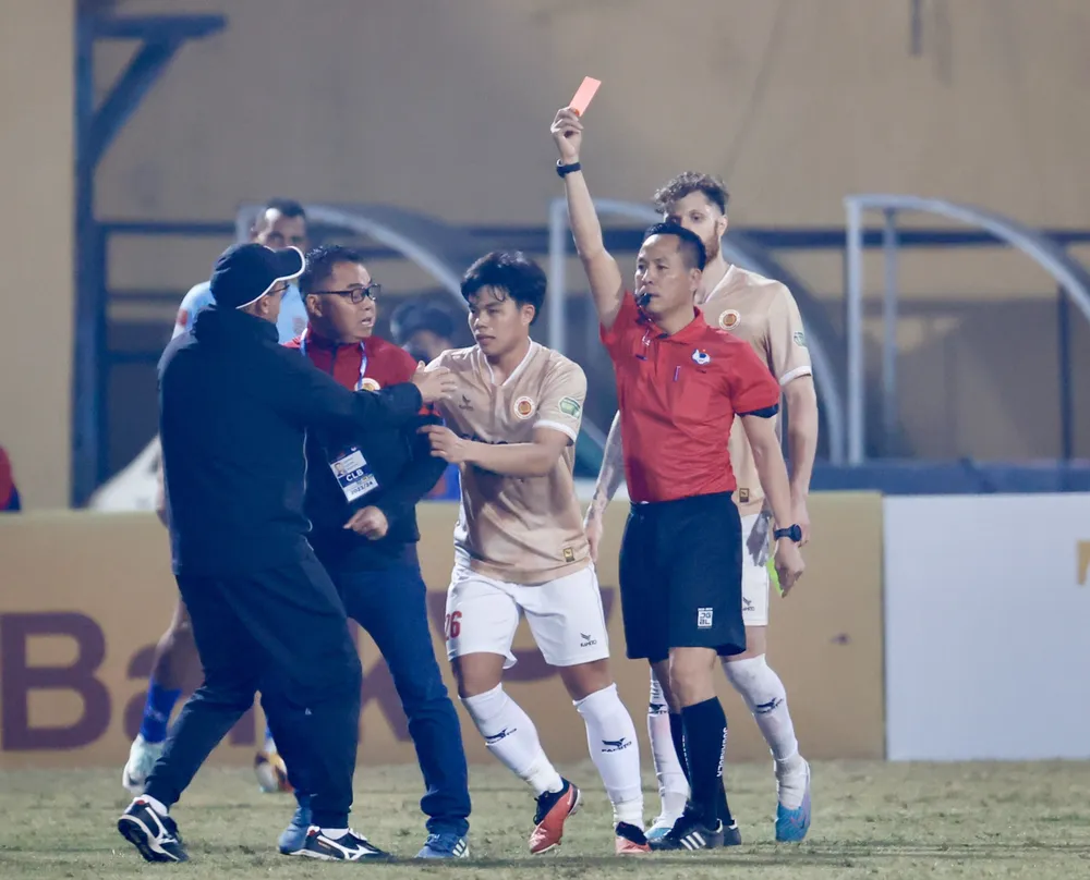Ông Trần Tiến Đại bị trọng tài phạt thẻ đỏ trong cuộc so tài giữa CLB CAHN và Becamex Bình Dương ở trận lượt đi