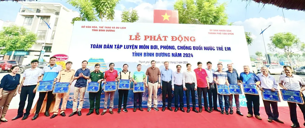 Các đại biểu chụp ảnh lưu niệm tại buổi lễ