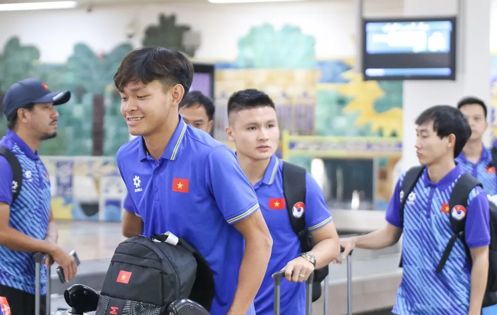 Các cầu thủ đến khách sạn Grand Millennium 