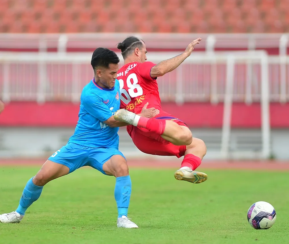 Định Hướng Phú Nhuận (áo xanh) sẽ so tài cùng Kon Tum ở trận bán kết