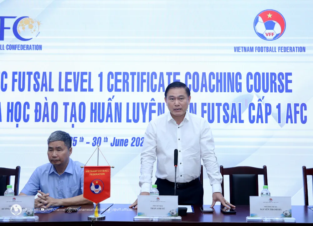 Phó chủ tịch VFF, ông Trần Anh Tú phát biểu chỉ đạo tại lễ khai giảng.