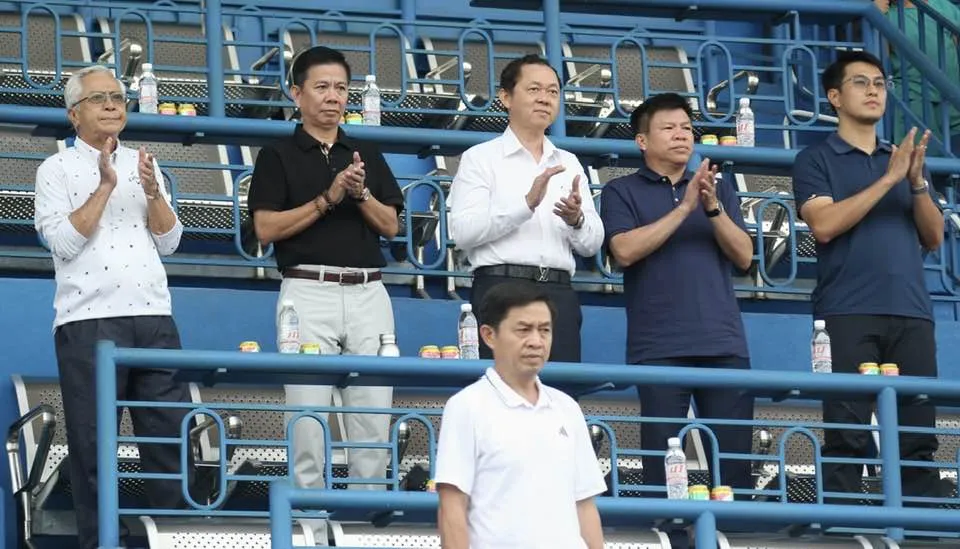 HLV Hoàng Anh Tuấn trên sân Bình Dương vào chiều 25-6. 